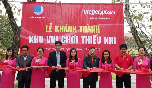 Lãnh đạo Vietjet cùng đại diện địa phương cắt băng khai trương khu vui chơi thiếu nhi tại Trường Tiểu học Quảng Thọ (tỉnh Thừa Thiên-Huế).